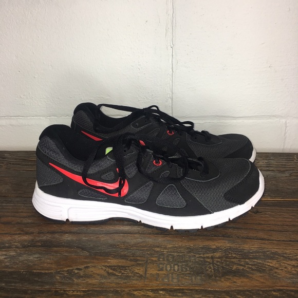 nike revolution 2 black shoes